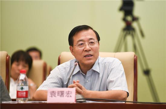 图为司法部党组书记袁曙宏提出工作要求