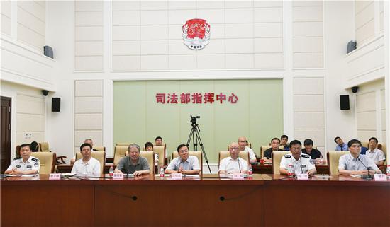 图为司法部指挥中心视频巡查督察监狱戒毒场所工作现场